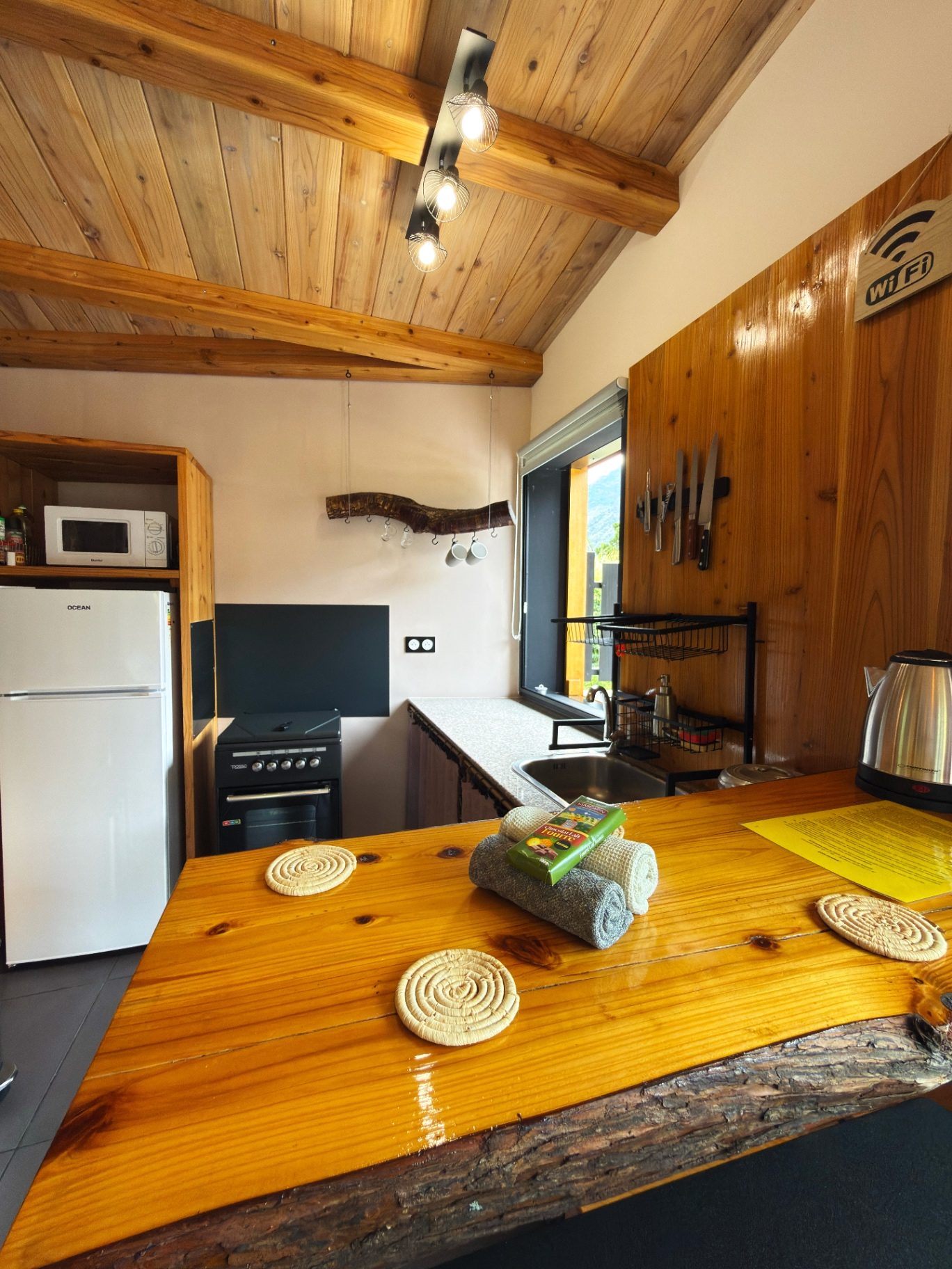 Cuisine entièrement équipée du bungalow Le Poule d'Eau à Cilaos avec four, plaque de cuisson et réfrigérateur