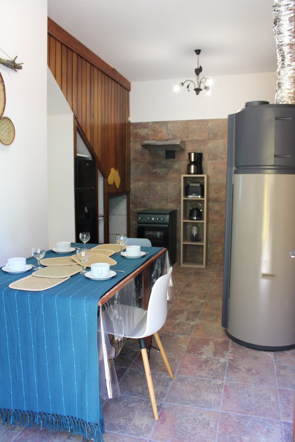 Salle à manger et cuisine ouverte de la Villa de L'Habitation Firmant à Cilaos