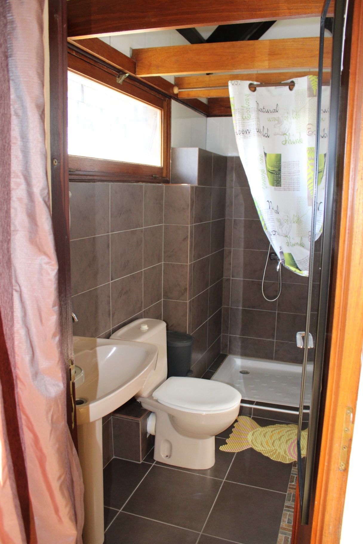 Seconde salle de bain de la Villa de L'Habitation Firmant, avec douche et WC