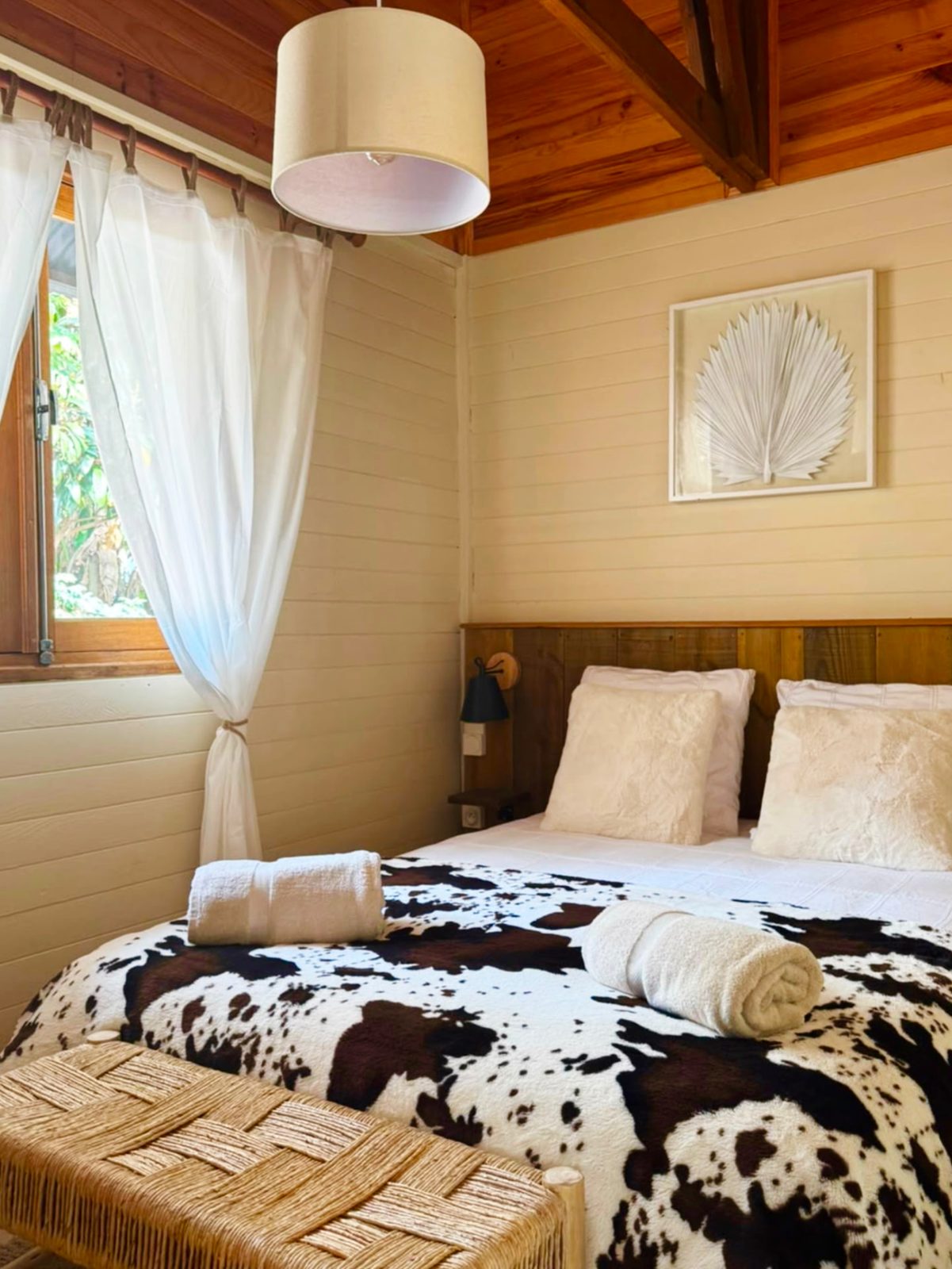 Troisième chambre double du Chalet Des Sens à Cilaos, décoration esprit chalet et fenêtre sur le jardin