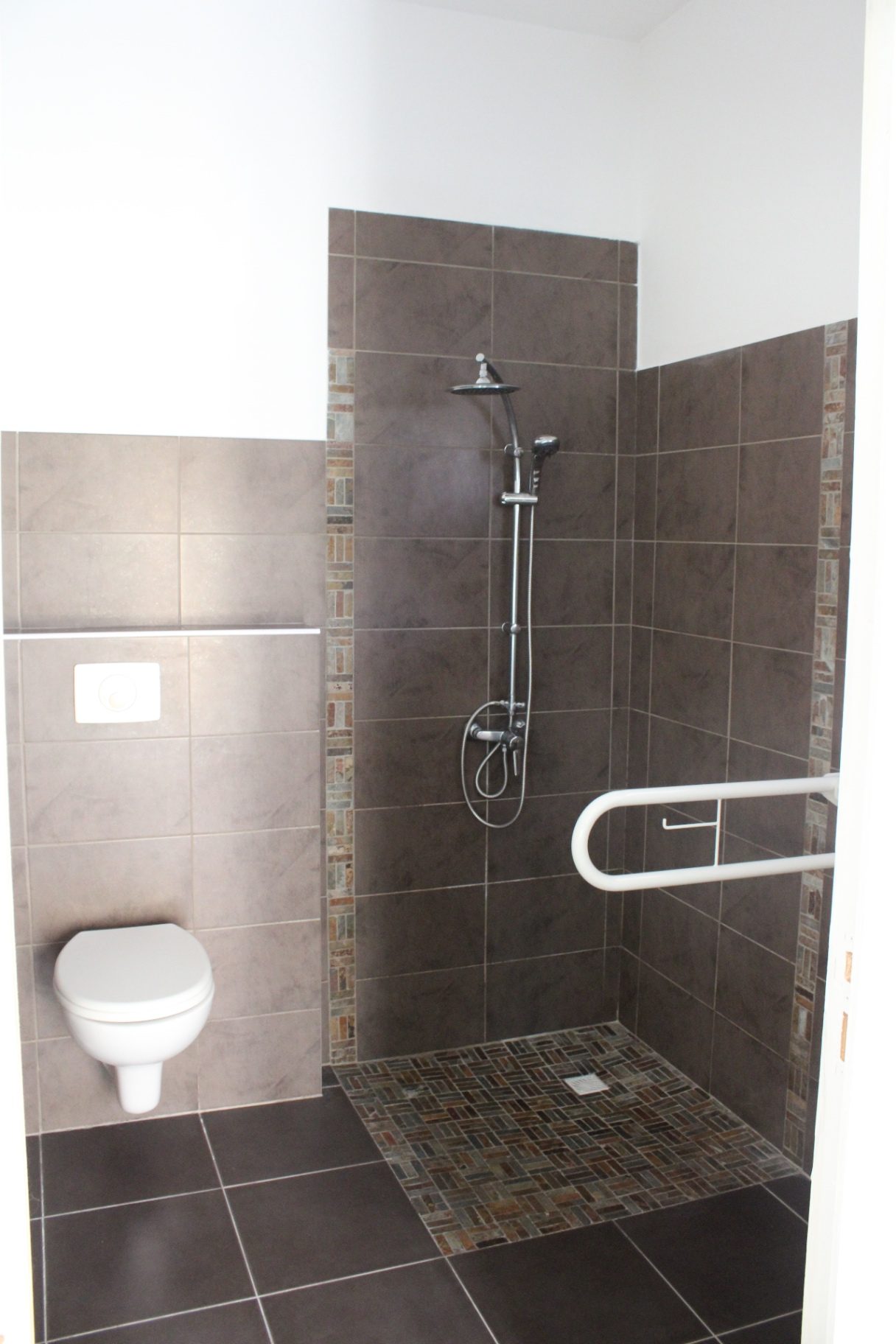 Salle d'eau moderne avec douche à l'italienne dans la Villa de L'Habitation Firmant à Cilaos