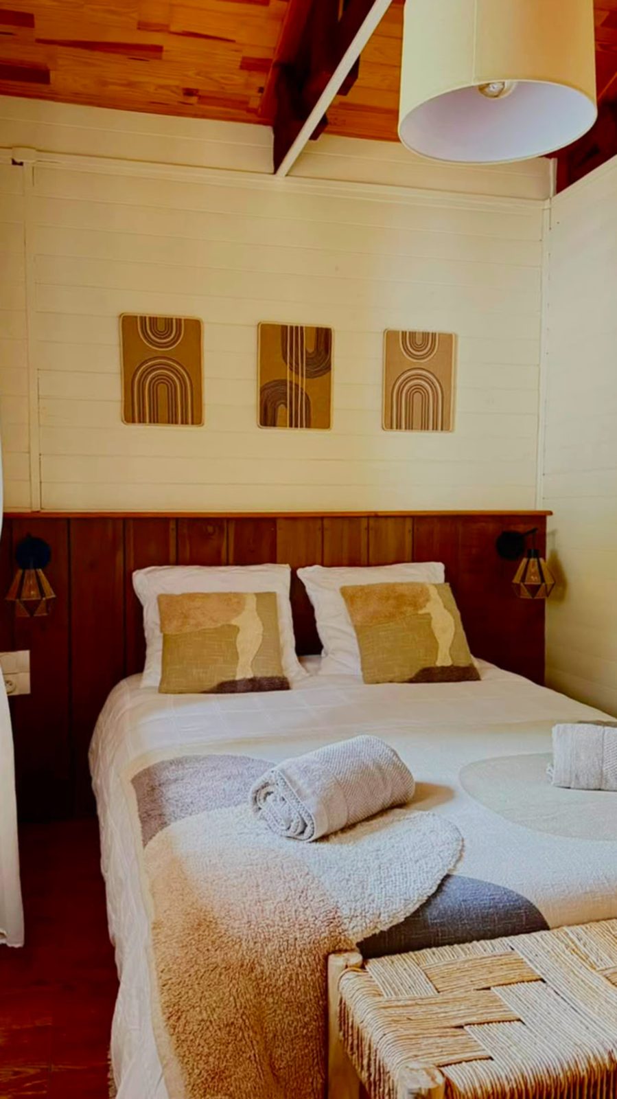 Première chambre double du Chalet Des Sens à Cilaos, lit double et tête de lit en bois sous charpente