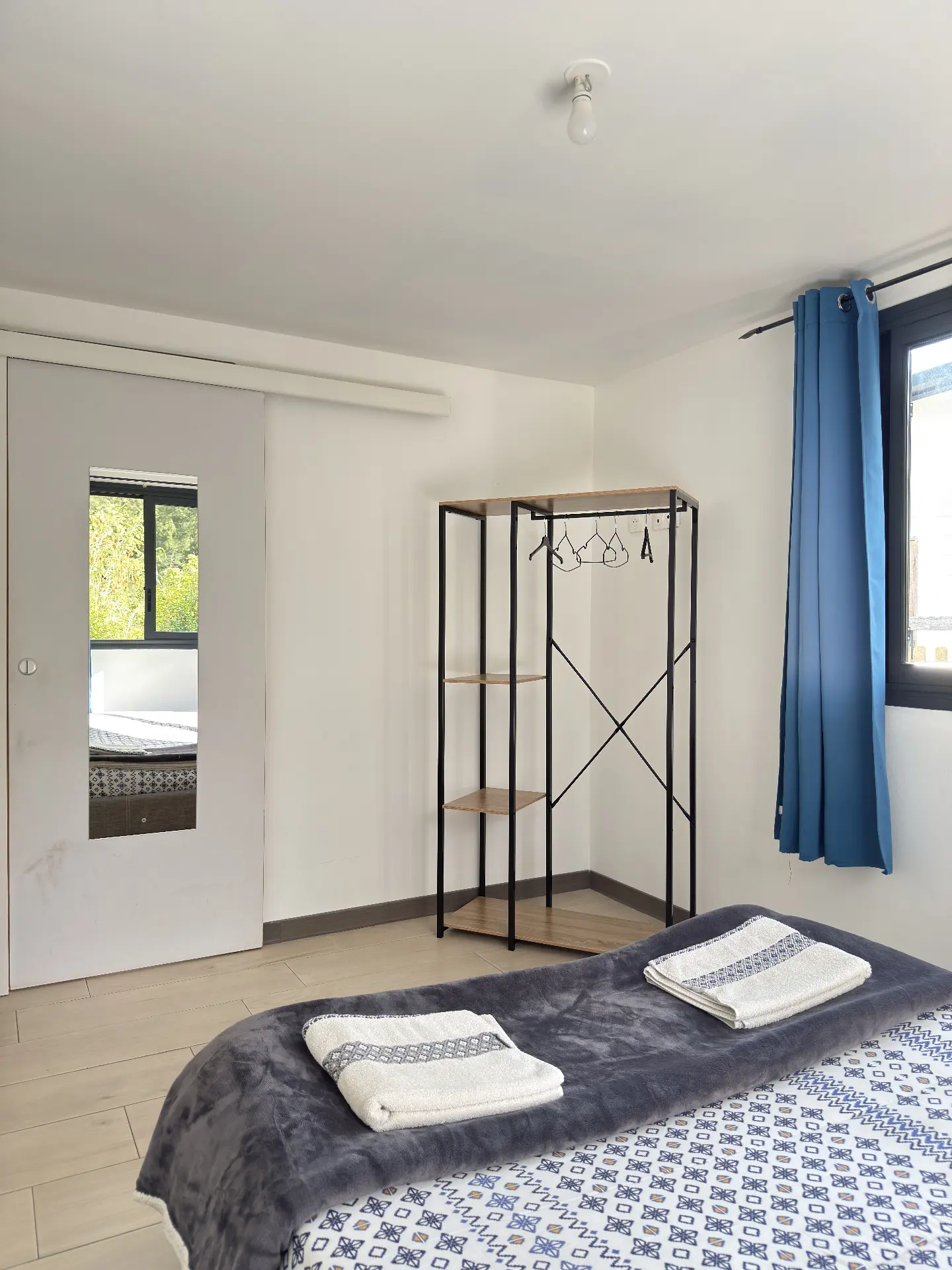 Rangements et penderie de la seconde chambre de La Caz'à Chisy à Bras-Sec, Cilaos