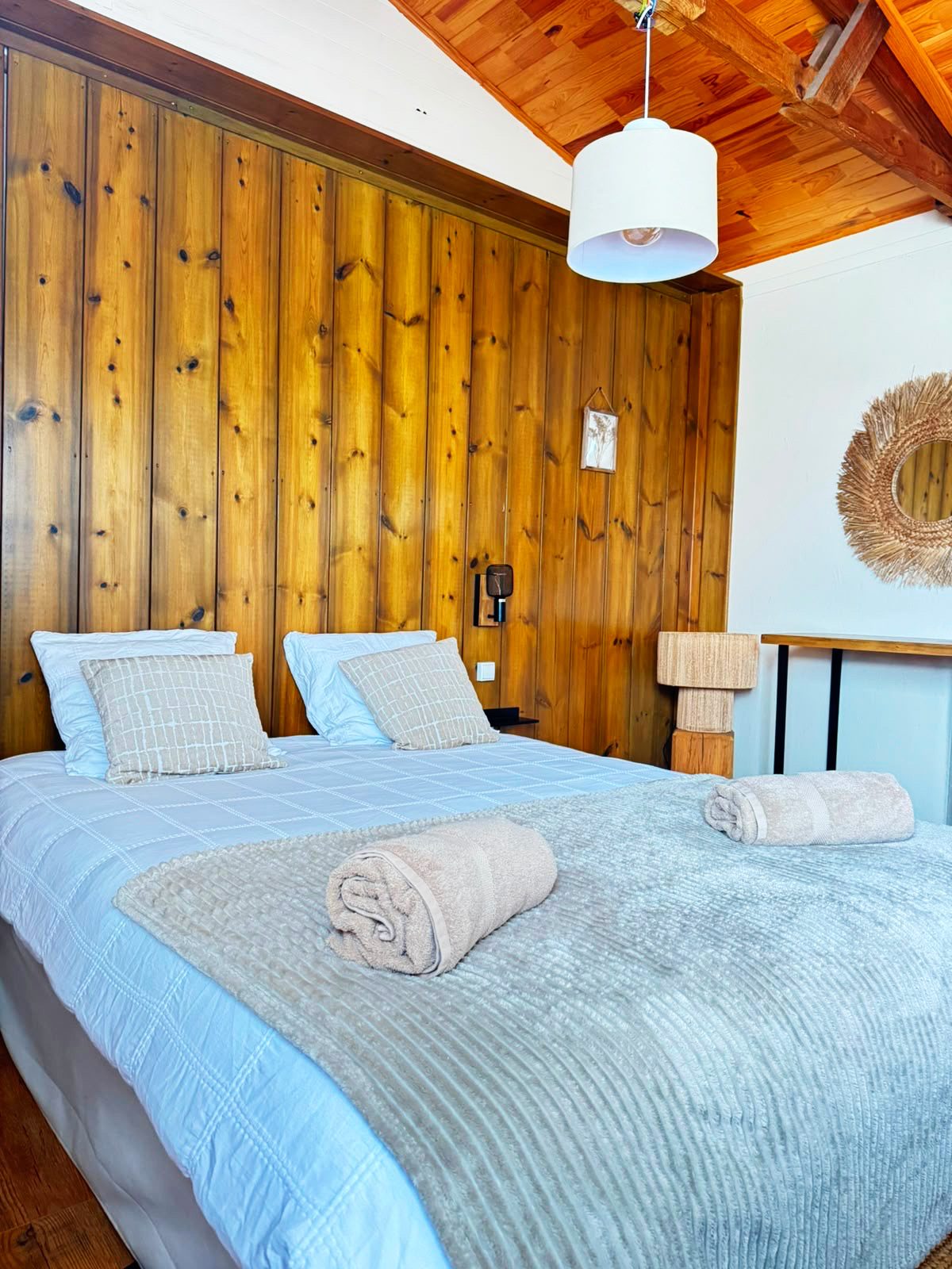 Deuxième chambre double du Chalet Des Sens à Cilaos, mur en bois massif et charpente apparente