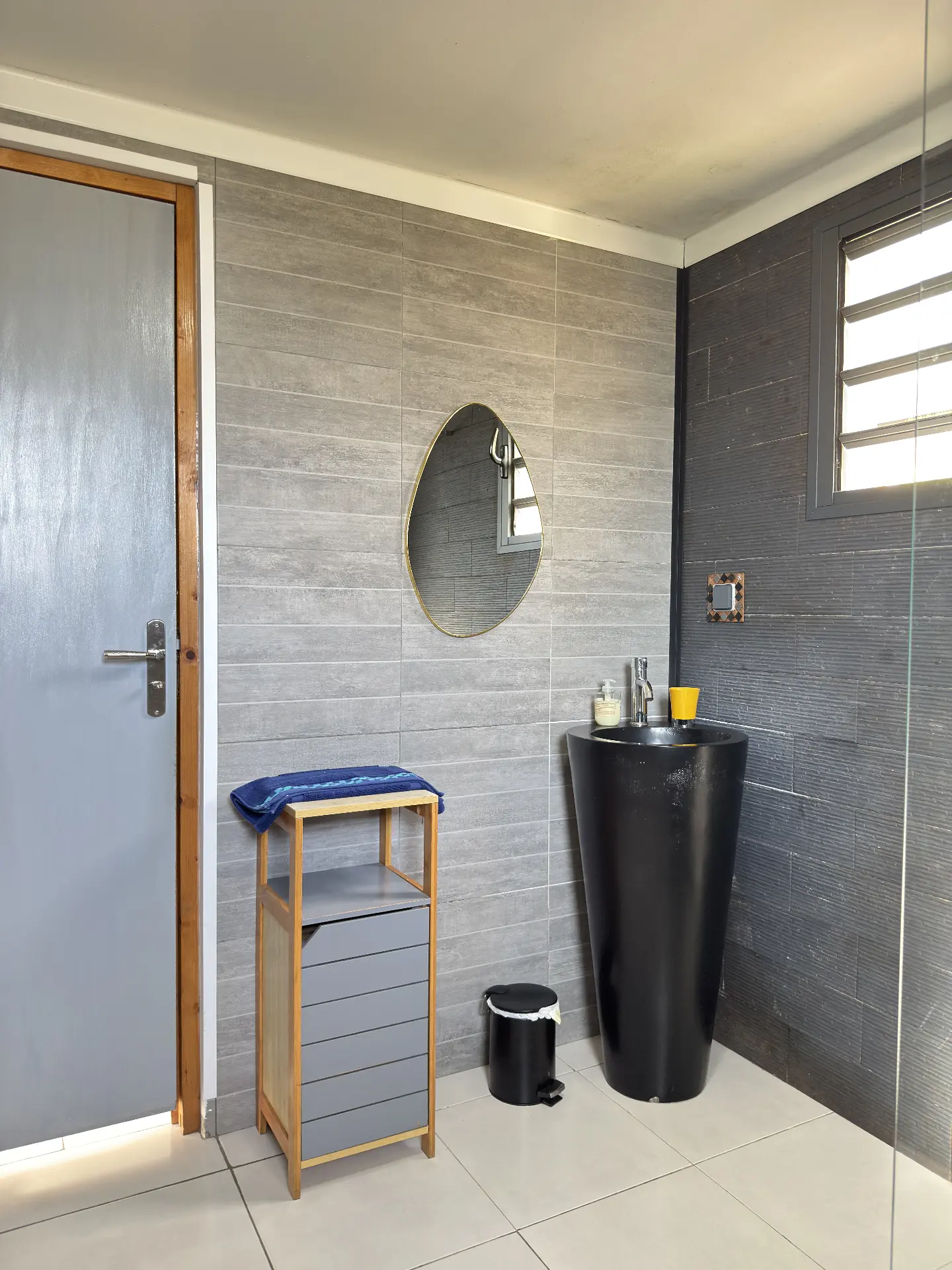 Salle de bain de La Caz'à Chisy à Bras-Sec avec grande douche, vasque noire et miroir